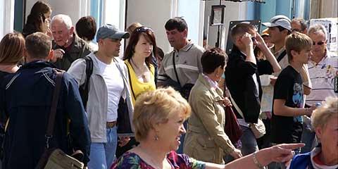 street crime in St. Petersburg, Russia. Who are the players here? Spot the mark. How many pickpockets do you see?