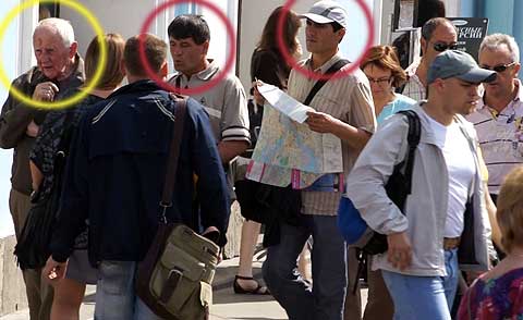 street crime in St. Petersburg, Russia. Oblivious victim (yellow) and the pickpocket pair (red), with map-prop open, ready to make their hit.