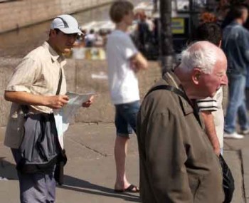 street crime in St. Petersburg, Russia. The map-wielding pickpocket is behind the mark. The other thief is on the old man's left. (You can see his striped sleeve.)