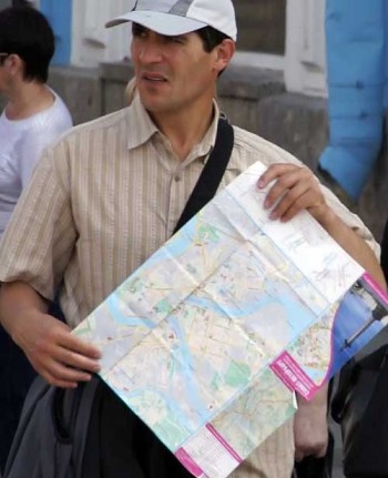 How to spot a thief: Pickpocket with his map-prop. How to spot a pickpocket.