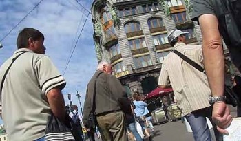 How to spot a thief: Vulnerable victim sandwiched by pickpocket bookends. How to spot a pickpocket.