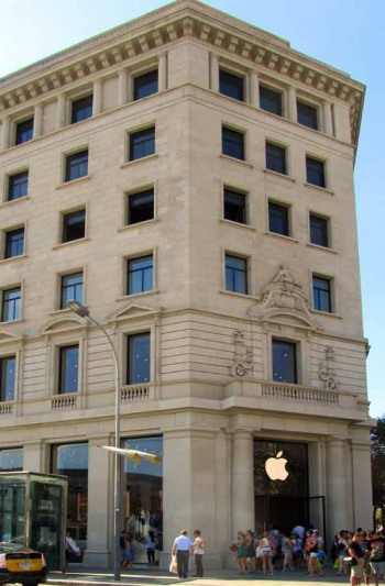 smartphone theft and police: Apple store, Barcelona