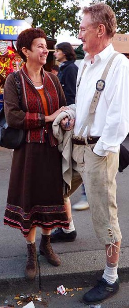 Bob Arno in lederhosen, pickpocketed the Oktoberfest crowd for German RTL TV 'Extra.'