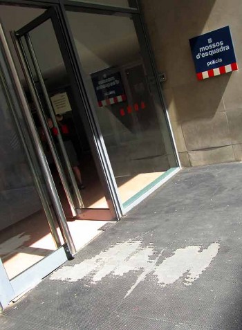 smartphone theft and police: Barcelona police station entrance, where the welcome mat is literally worn out.