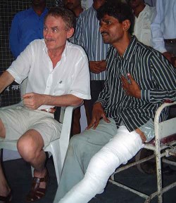 Bob Arno with a pickpocket in Mumbai, 2001.