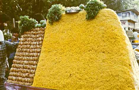 Eating Mumbai: Bhel puri cart, Bombay, 1989.