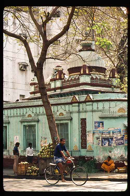 Eating Mumbai: Reviewing my 1989 photos, I found the same heap of coconuts in front of the same temple on Colaba Causeway.