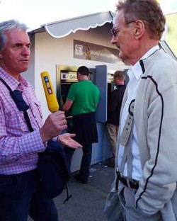 Bob Arno tells RTL reporter why pickpockets hang around ATMs. Man in green shirt is Bob's next victim.