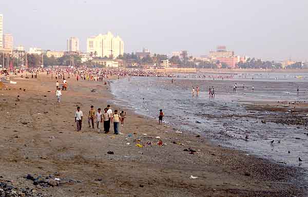 Chowpatty Beach, along which runs Marine Drive, where the Mumbai pickpocket was observed and arrested.