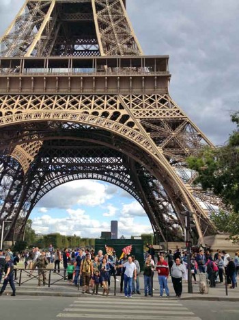 child pickpockets, Eiffel Tower, Paris France