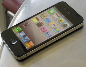 smartphone theft and police: Fake iPhone on our cafe table