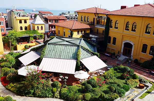 The breakfast gazebo in the courtyard of the Four Seasons Sultanahmet in Istanbul.