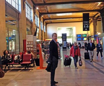 Scene of the crime: The victim sat in one of these red chairs with her purse on the floor against the wall. From behind, the pickpocket lifted the wallet from the purse. Pickpockets in Paris.