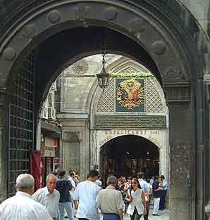 Istanbul pickpockets: Entrance to the Grand Bazaar, Istanbul, Turkey.