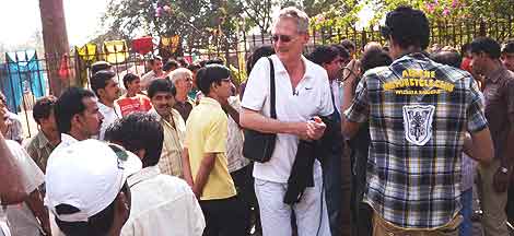 Street crime in Mumbai, India: Huge crowds grew as Bob Arno stole from passers-by in Mumbai.