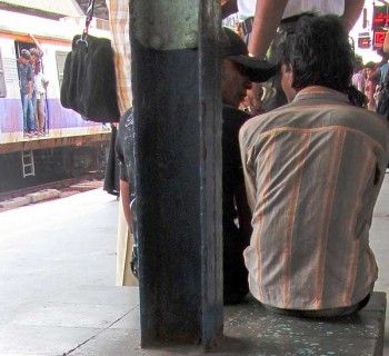 Two Mumbai pickpockets handcuffed together and roped to a cop.