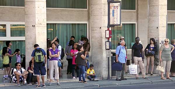 Pickpockets in Pisa: Before the theft: three of the victim's children are standing at left.