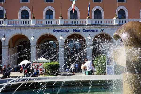 Pickpockets in Pisa. Pisa train station