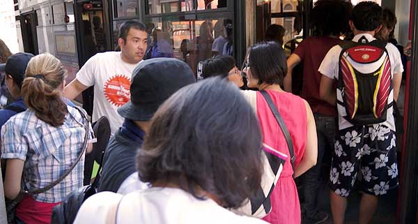 Pickpockets in Pisa: The victim (in pink) looks around as the two thieves (at left) saunter away.