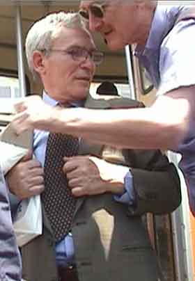 2004: Bob steals the tie from pickpocket Nuncio, while Nuncio tries to steal Bob's wallet for real.