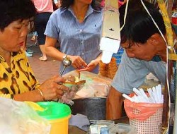 Bread ice cream, Singapore street food; singapore ice cream