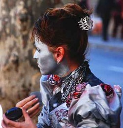 Ramblas\' living statues apply their make-up on-site.