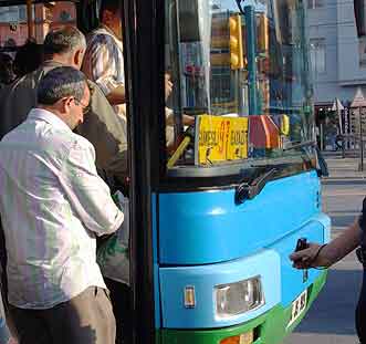 Istanbul pickpockets: A pickpocket in Istanbul works passengers as they board the bus.