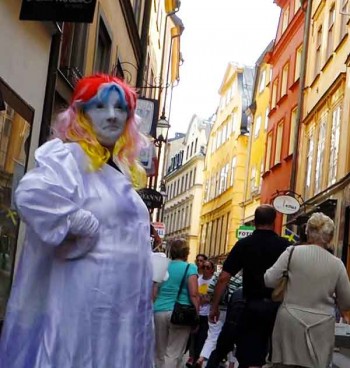 Ghost pickpocket or white-dressed beggars?